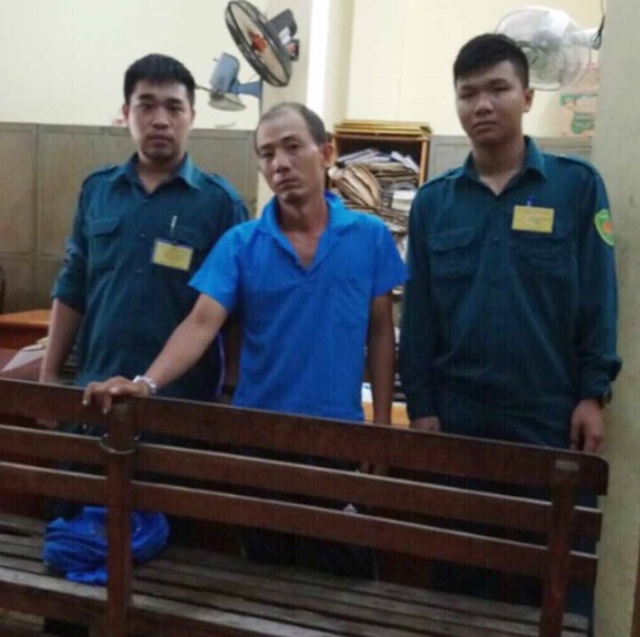 Chiến sĩ dân quân Ngô Hoàng Thiên Phúc (bên trái) và chiến sĩ Trần Nguyễn Việt Phúc (bên phải) cùng đối tượng bị bắt giữ.